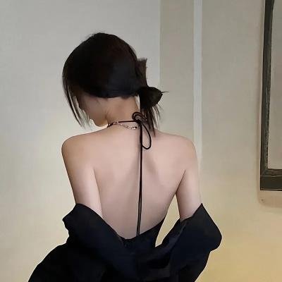 她不知道那些鸟的名字